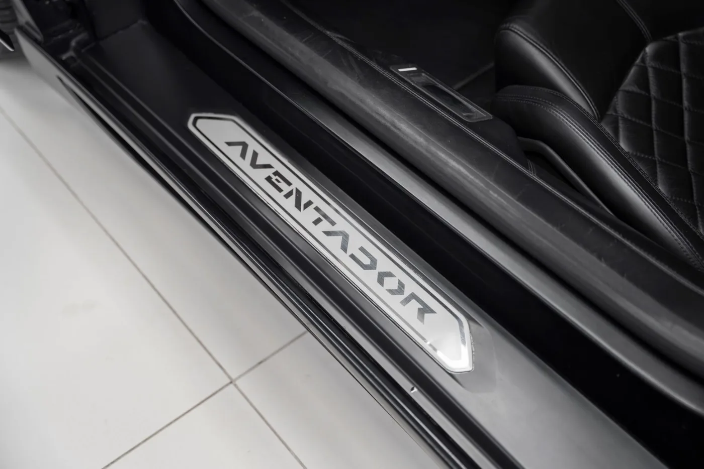 2011 Lamborghini Aventador LP 700-4 offered by a supercar dealer in Schenefeld, Germany, photo 23 of 25