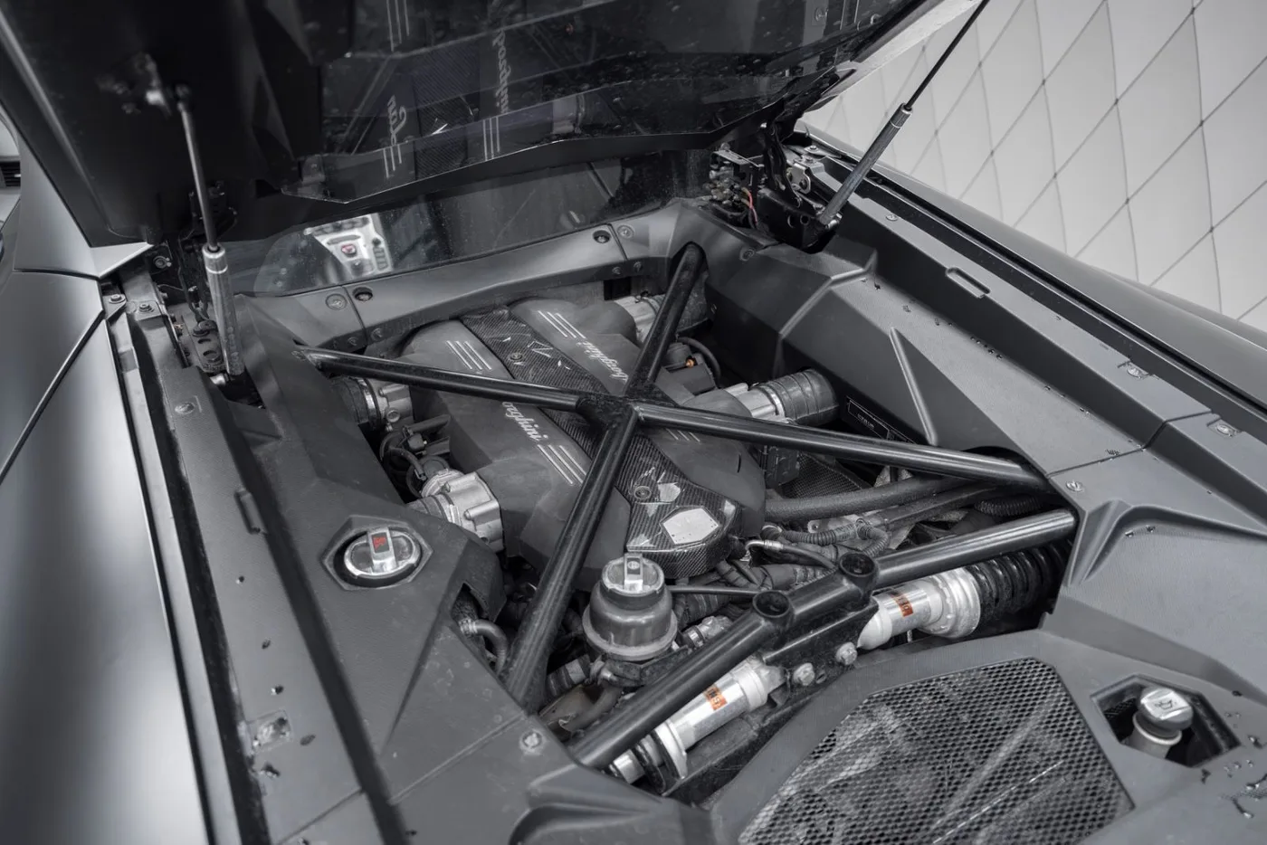 2011 Lamborghini Aventador LP 700-4 offered by a supercar dealer in Schenefeld, Germany, photo 25 of 25