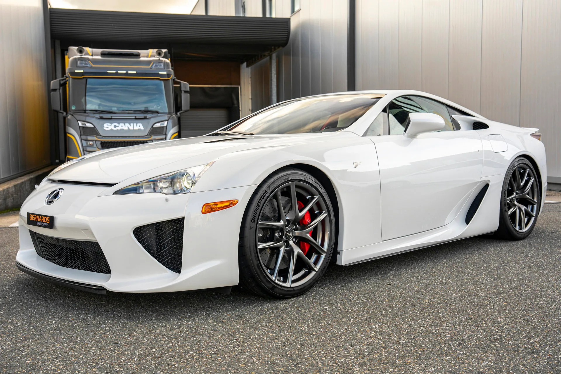 2011 Lexus LFA angeboten von einem Fachhändler in Woerden, Niederlande, Hauptfoto