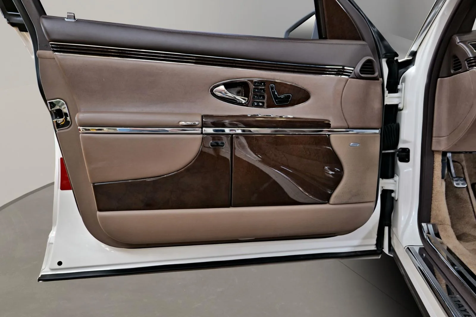 2011 Maybach 57, 8/26