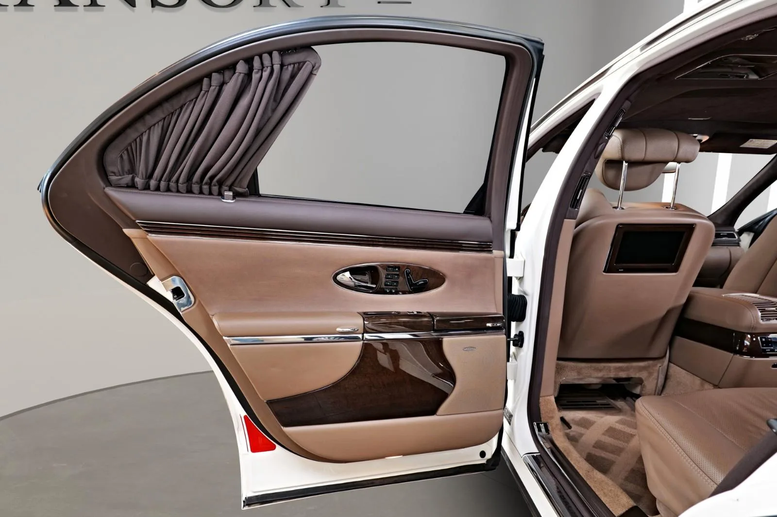 2011 Maybach 57, 18/26