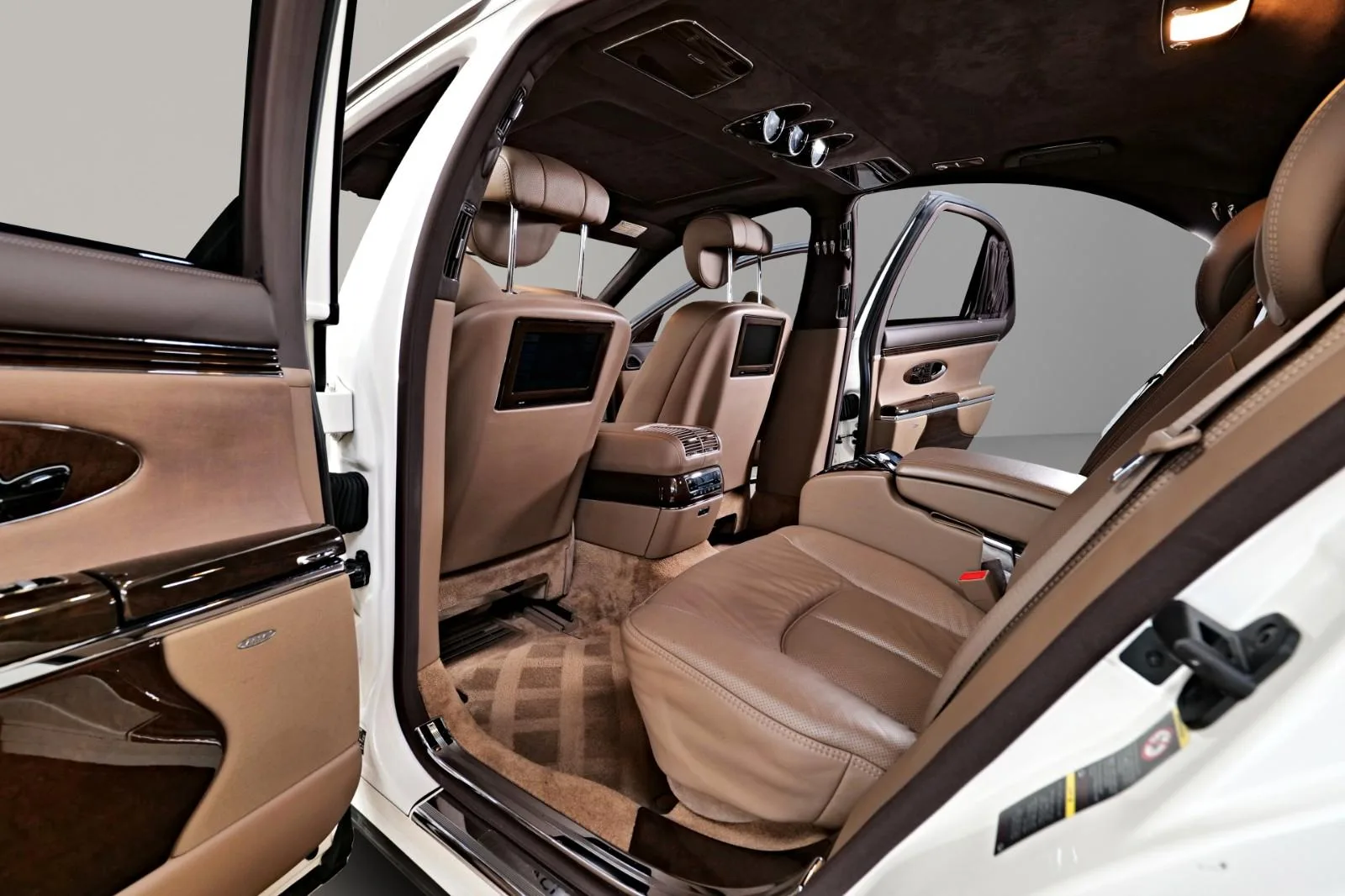 2011 Maybach 57, 19/26