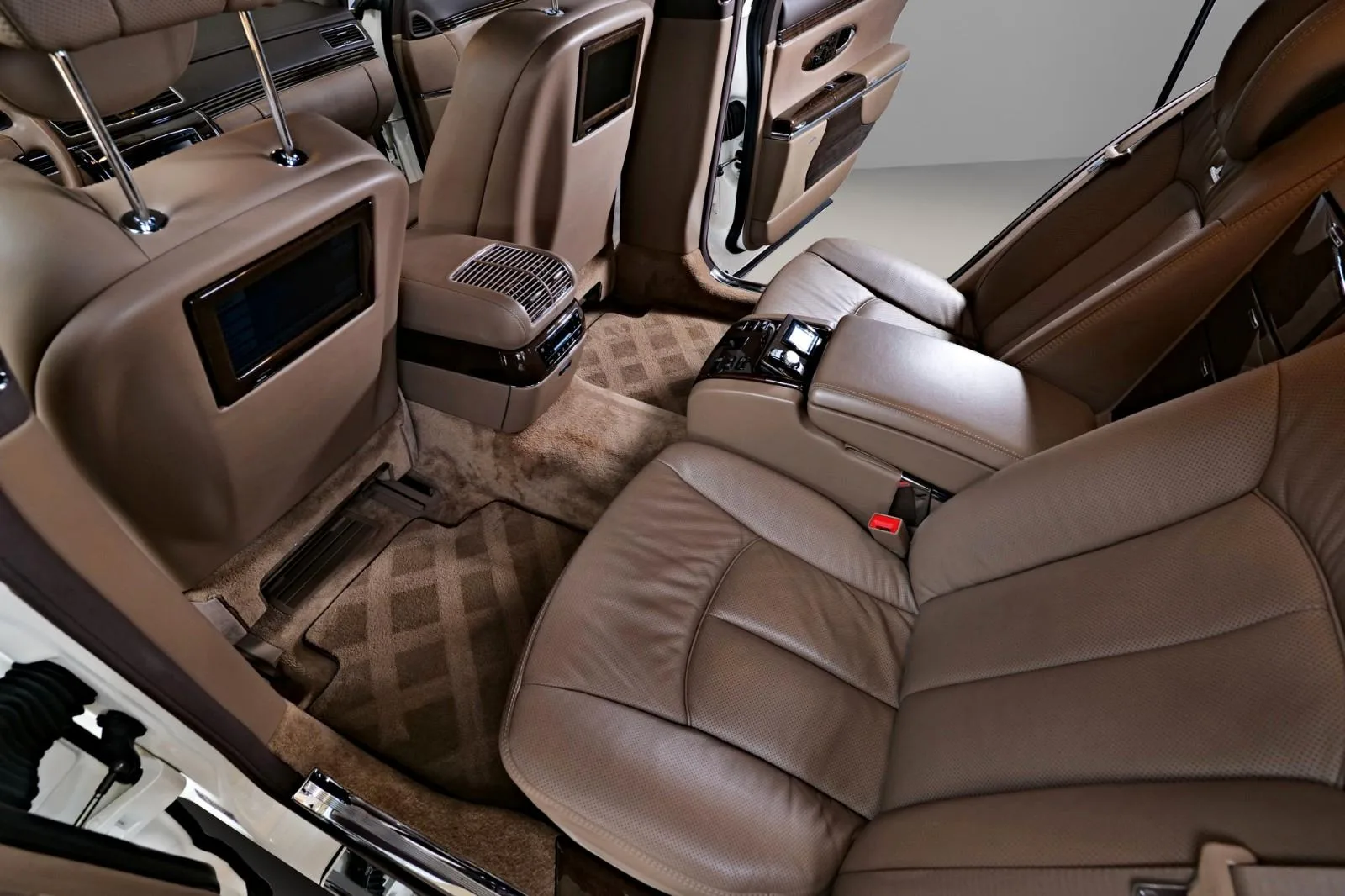 2011 Maybach 57, 20/26