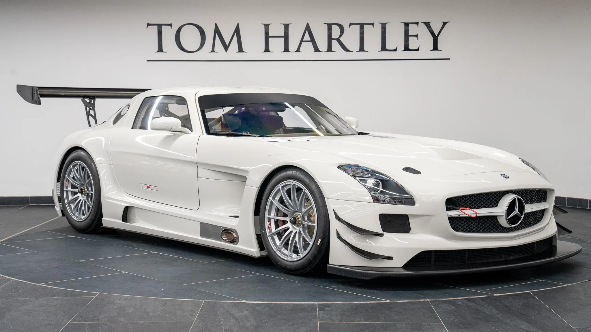 2011 Mercedes-AMG SLS GT3 proposée par un concessionnaire spécialisé à Swadlincote, Royaume-Uni, photo principale