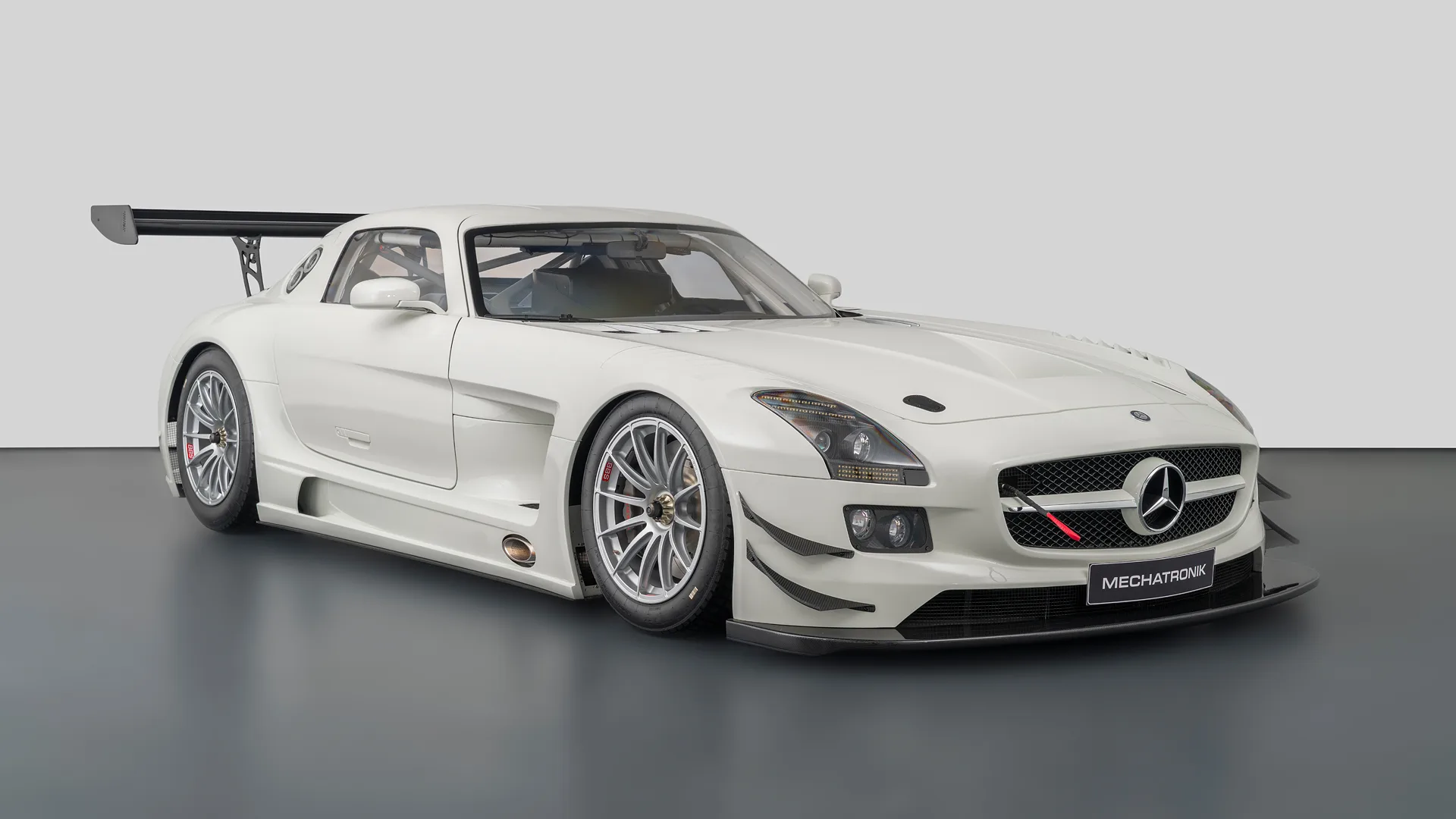 2011 Mercedes-AMG SLS GT3 proposée par un concessionnaire spécialisé à Pleidelsheim, Allemagne, photo principale