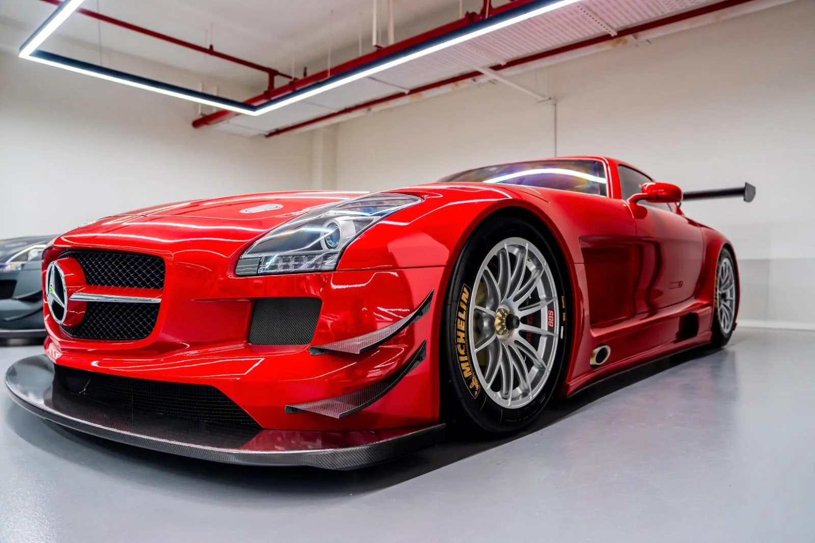2011 Mercedes-AMG SLS GT3 angeboten von einem Fachhändler in Dubai, Vereinigte Arabische Emirate, Hauptfoto