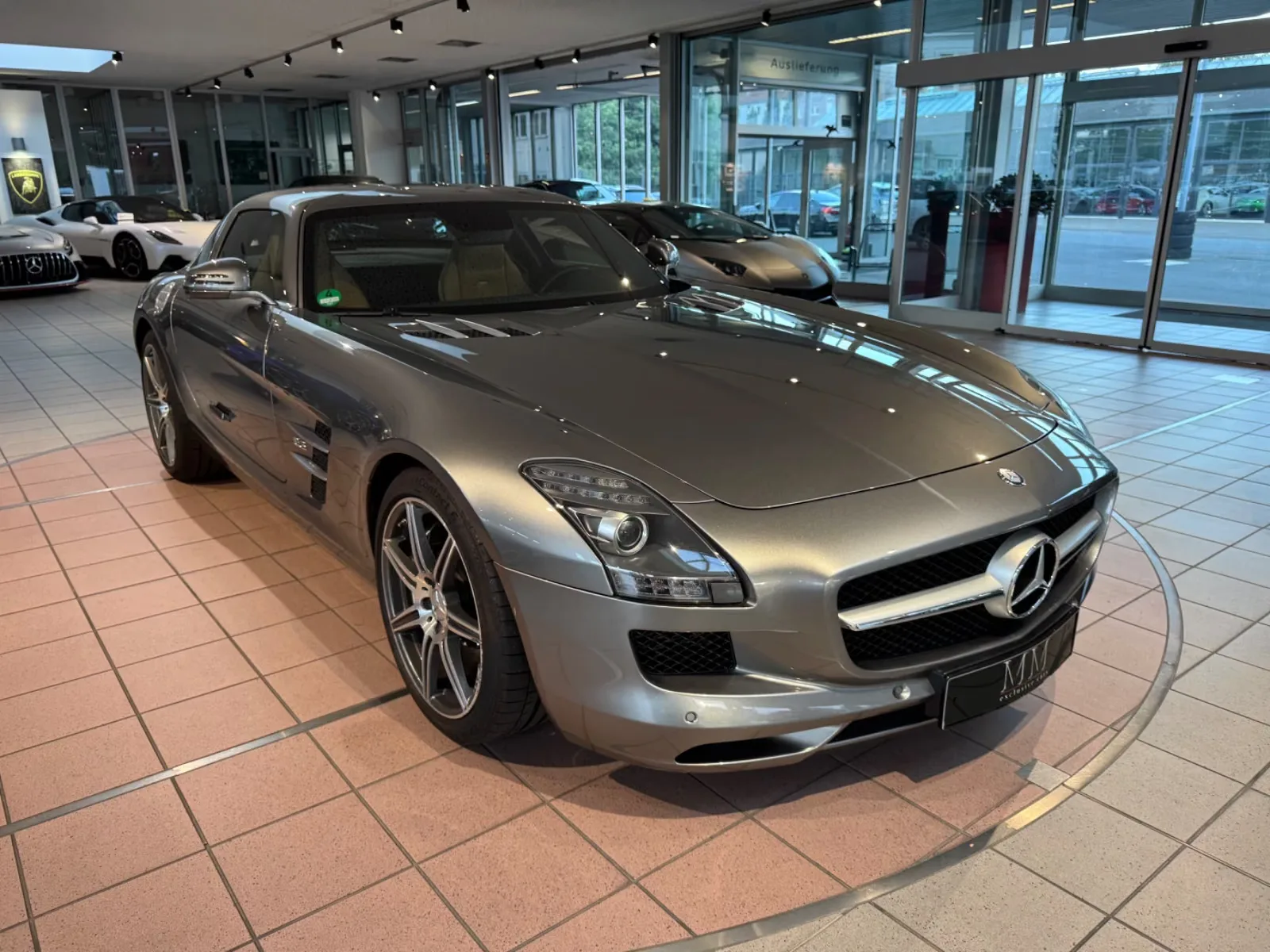 2011 Mercedes-AMG SLS proposée par un concessionnaire spécialisé à Hannover, Allemagne, photo principale