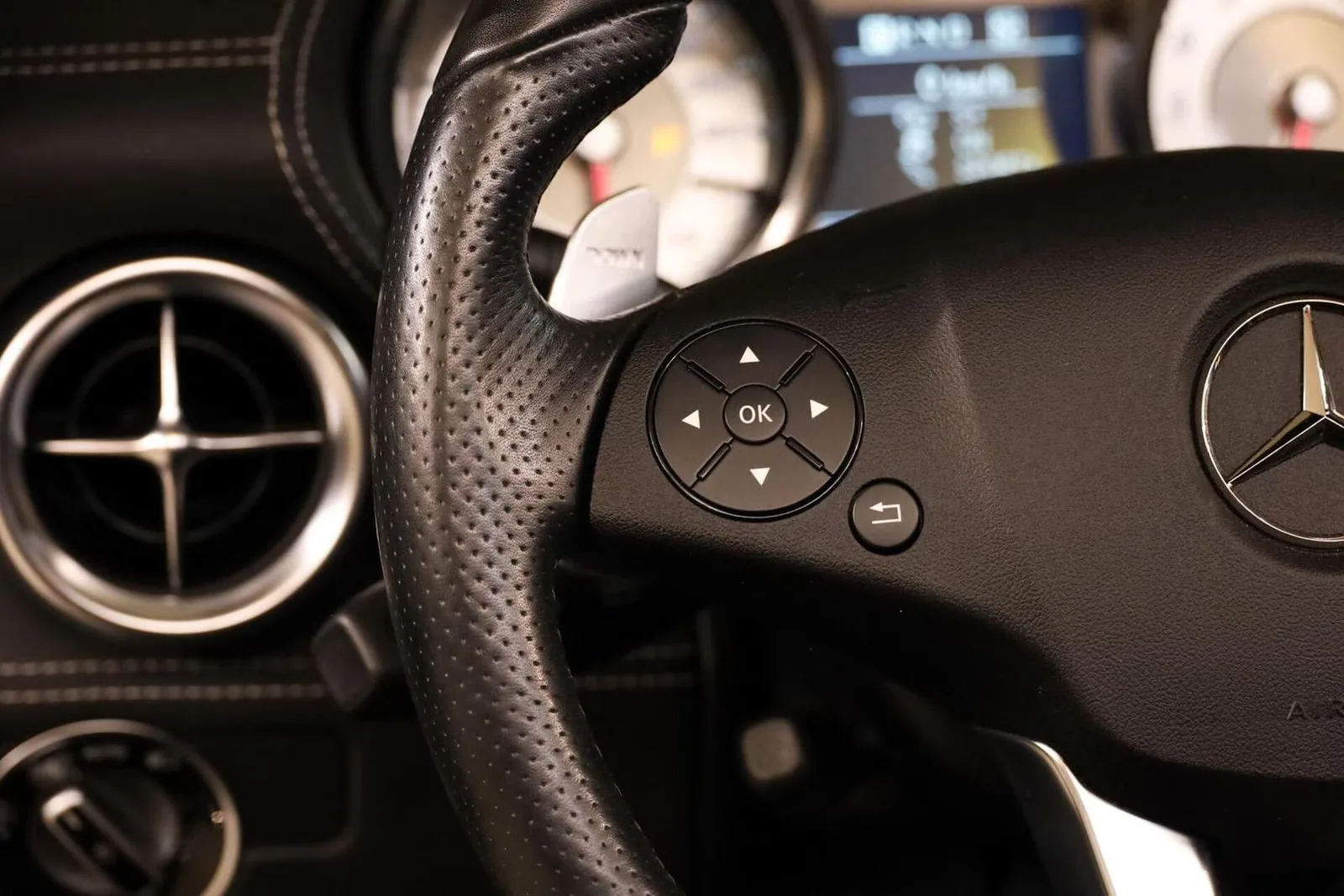2011 Mercedes-AMG SLS Roadster, 27/30