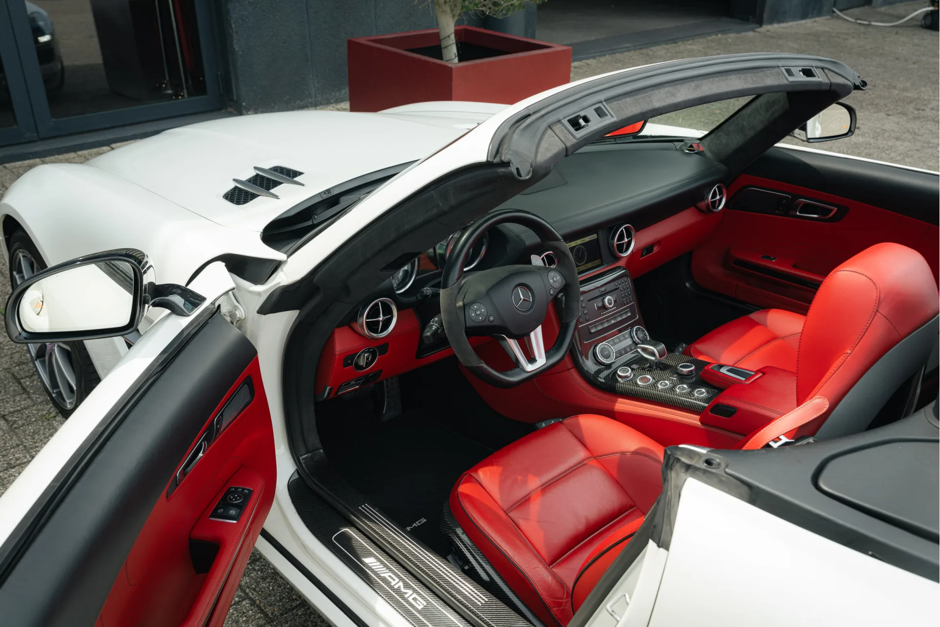 2011 Mercedes-AMG SLS Roadster, 3/30