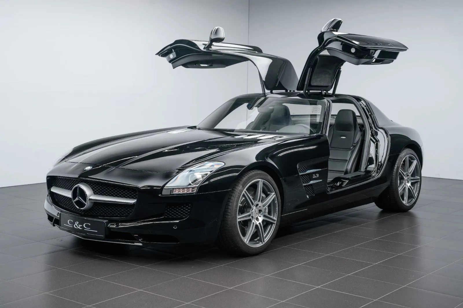 2011 Mercedes-Benz SLS AMG angeboten von einem Supersportwagenhändler in Putzbrunn, Deutschland, Hauptfoto