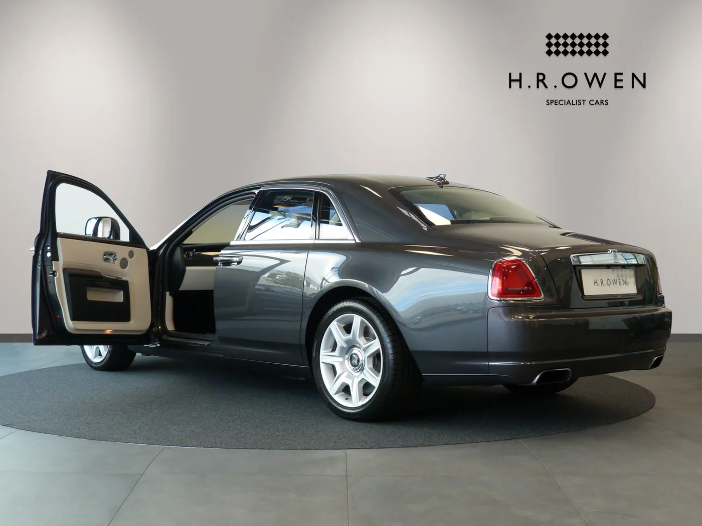 2011 Rolls-Royce Ghost proposée par un groupe de concessions agréées à Cheltenham, Royaume-Uni, photo 2 sur 25