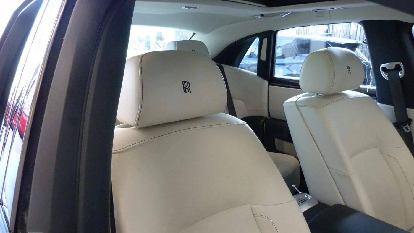 2011 Rolls-Royce Ghost proposée par un groupe de concessions agréées à Cheltenham, Royaume-Uni, photo 18 sur 25