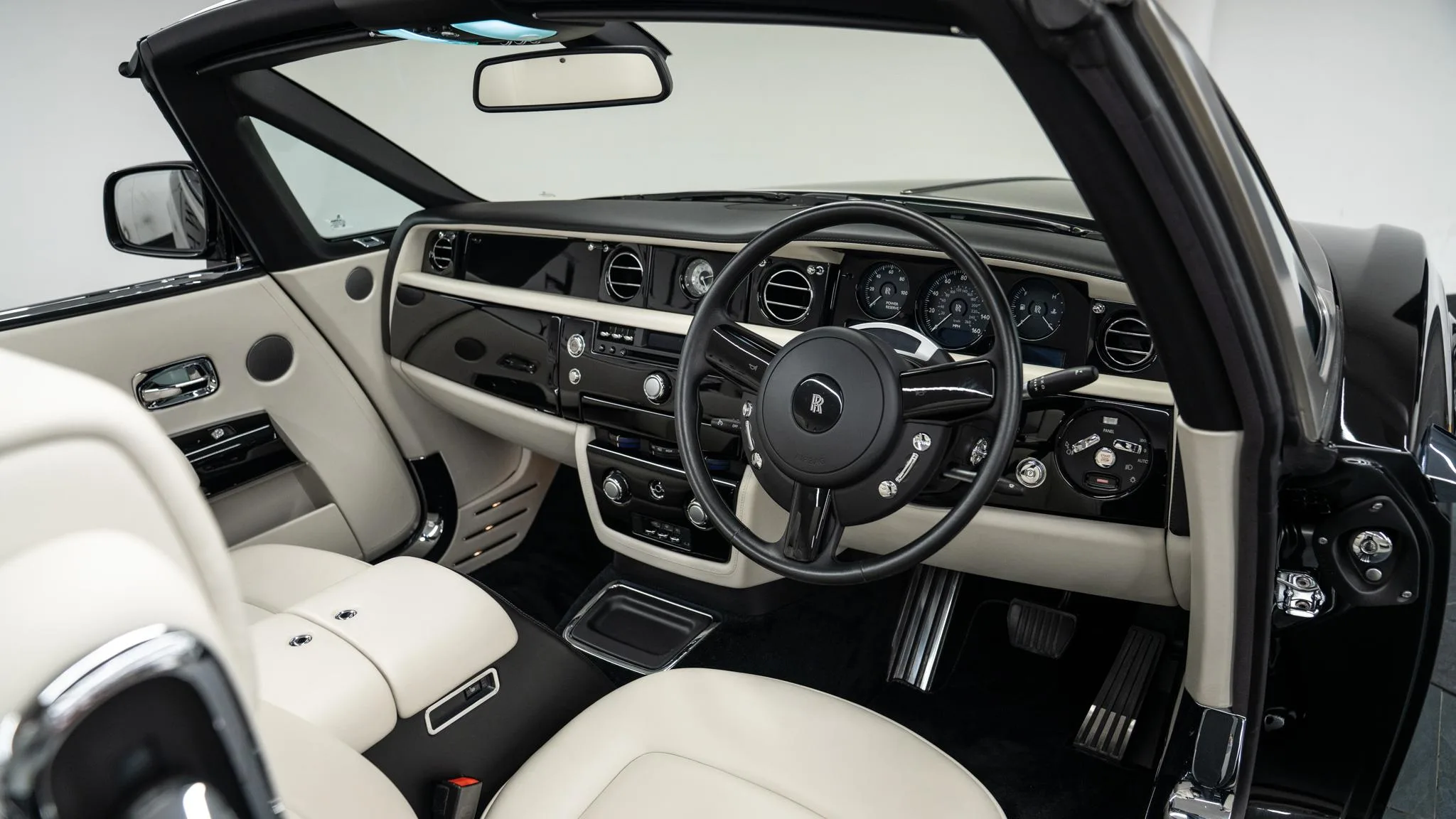 2011 Rolls-Royce Phantom Drophead Coupé, 26/30
