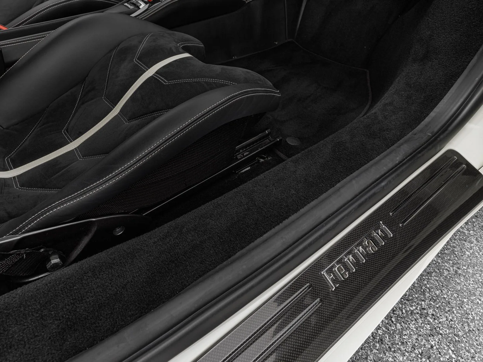 2012 Ferrari 458 Italia, 23/27