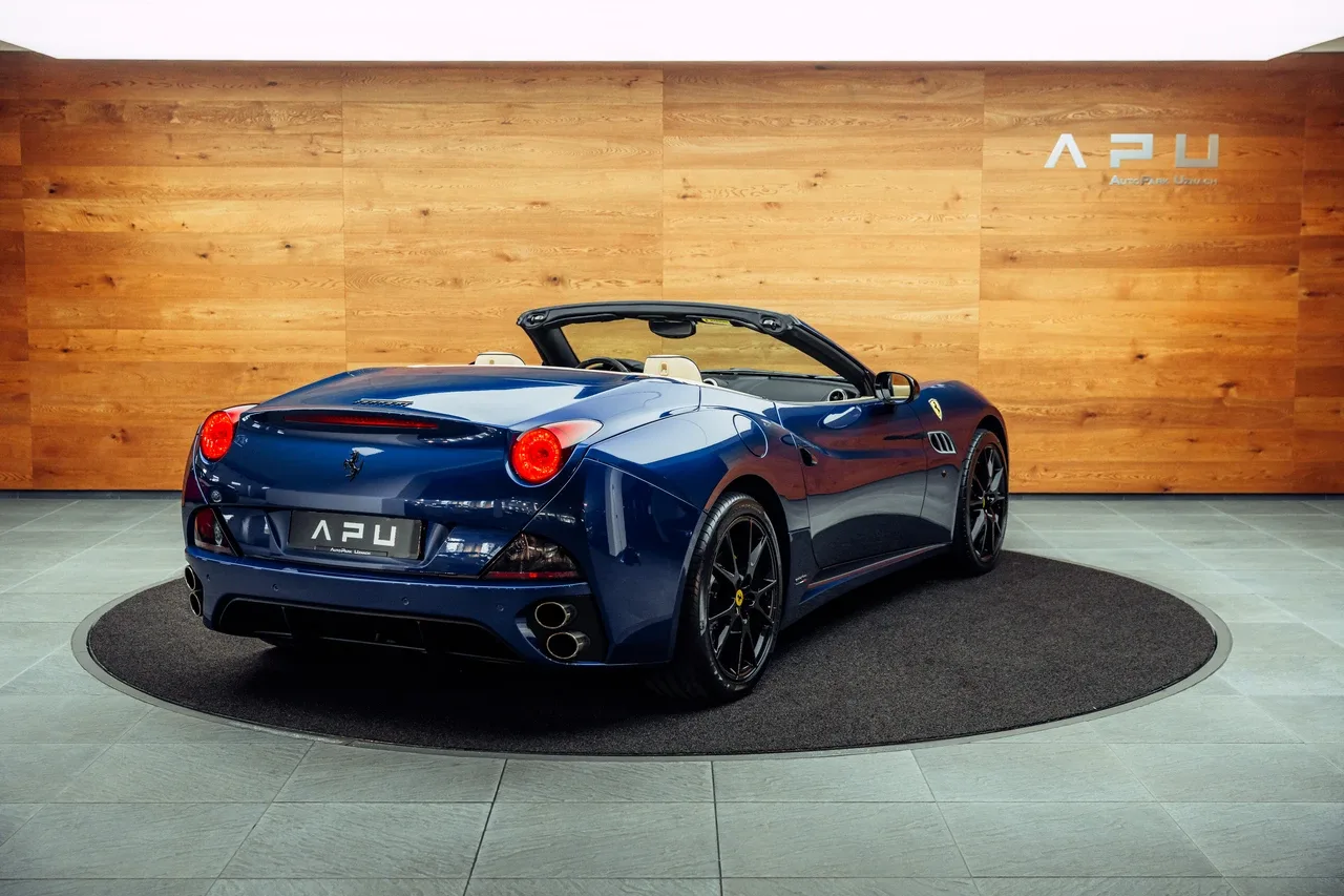2012 Ferrari California 30 proposée par un concessionnaire spécialisé à Uznach, Suisse, photo principale