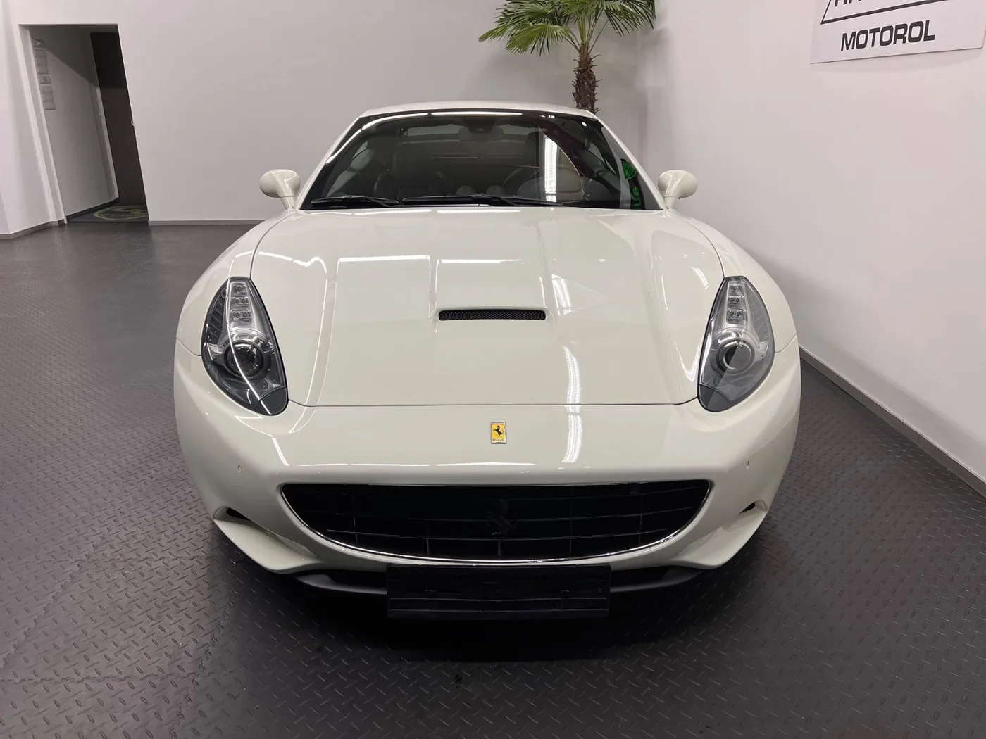 2012 Ferrari California offered by a specialist dealer in Nuremberg, Germany, photo 9 of 15