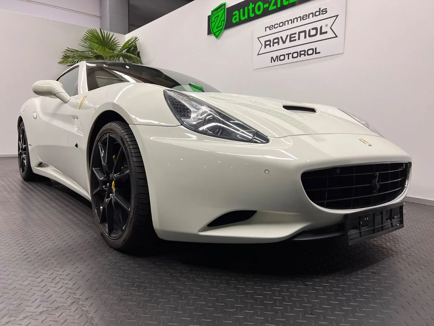 2012 Ferrari California offered by a specialist dealer in Nuremberg, Germany, photo 13 of 15