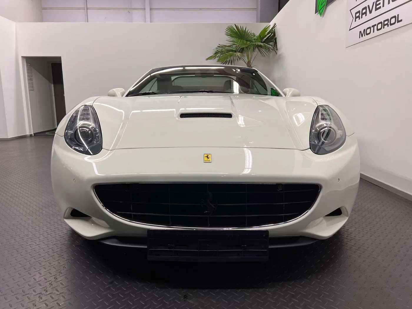 2012 Ferrari California offered by a specialist dealer in Nuremberg, Germany, photo 14 of 15
