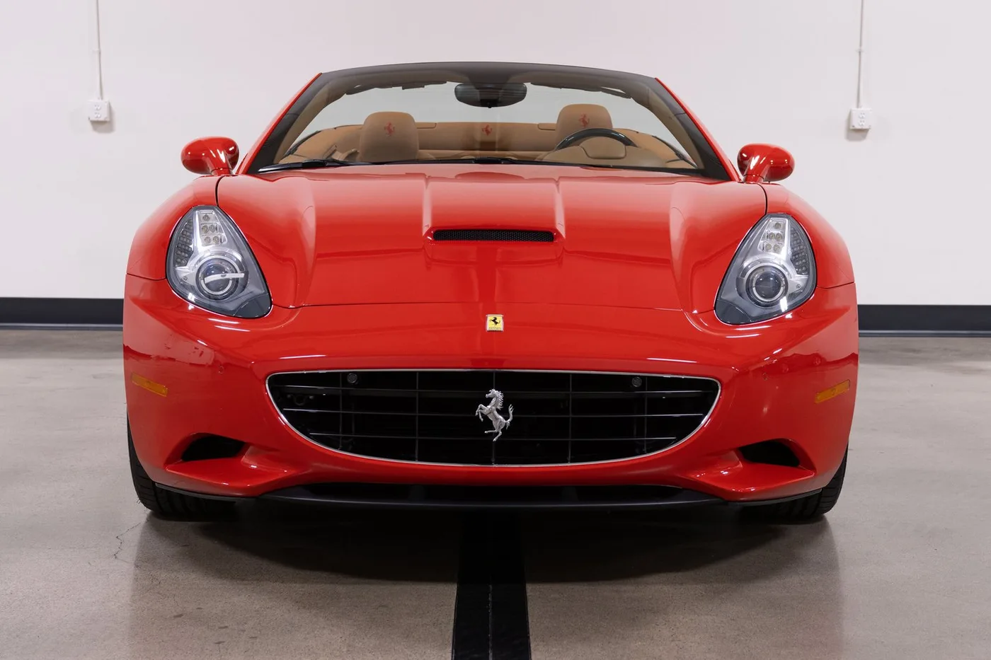 2012 Ferrari California verkauft von einem Fachhändler in Costa Mesa, Vereinigte Staaten, Foto 3 von 15