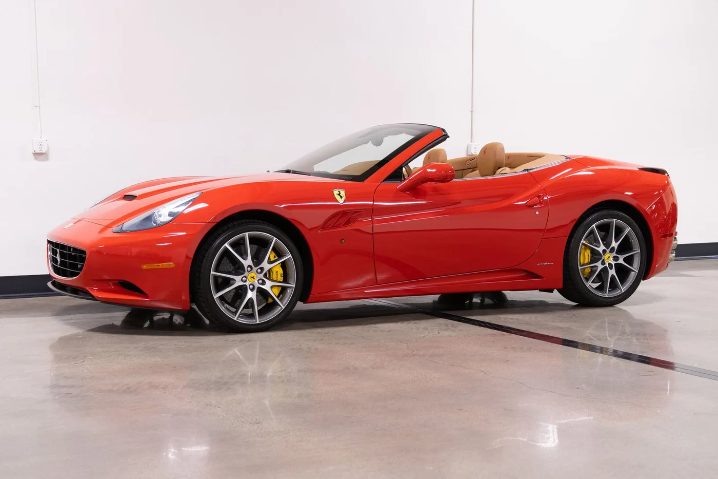 2012 Ferrari California verkauft von einem Fachhändler in Costa Mesa, Vereinigte Staaten, Foto 5 von 15
