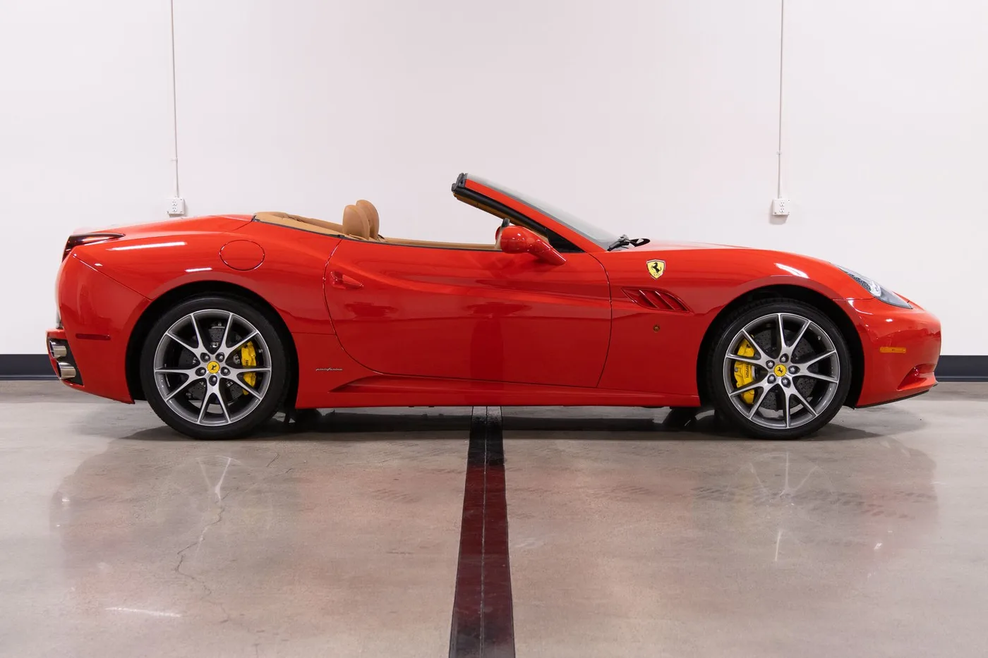 2012 Ferrari California verkauft von einem Fachhändler in Costa Mesa, Vereinigte Staaten, Foto 9 von 15