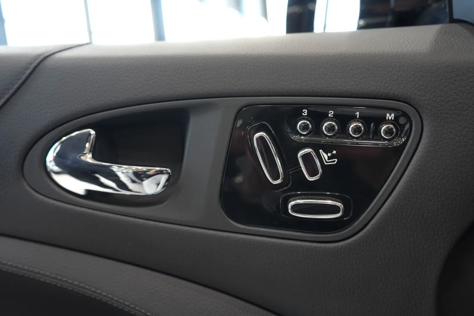2012 Jaguar XKR Portfolio, 19/30