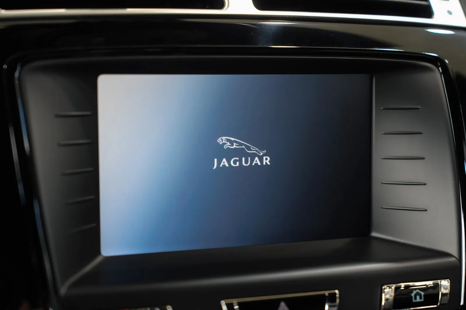 2012 Jaguar XKR Portfolio, 23/30