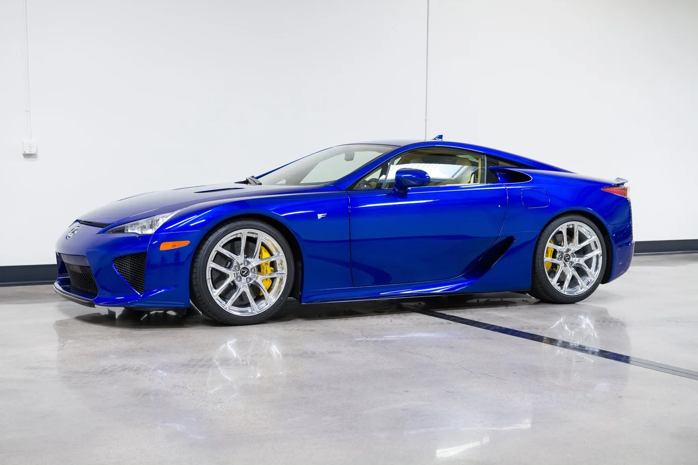2012 Lexus LFA sold by a specialist dealer in Costa Mesa, United States, photo 5 of 15