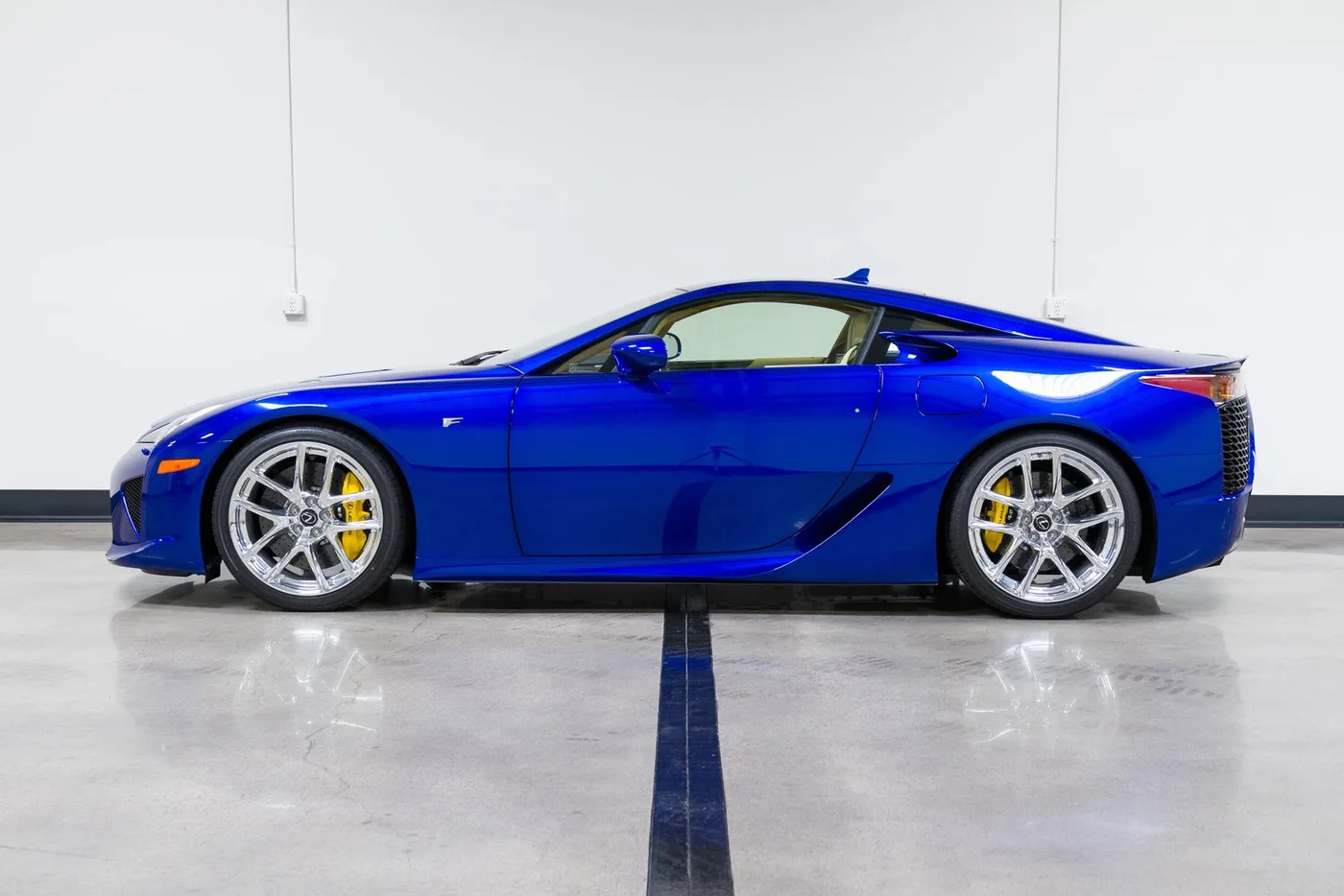 2012 Lexus LFA sold by a specialist dealer in Costa Mesa, United States, photo 6 of 15