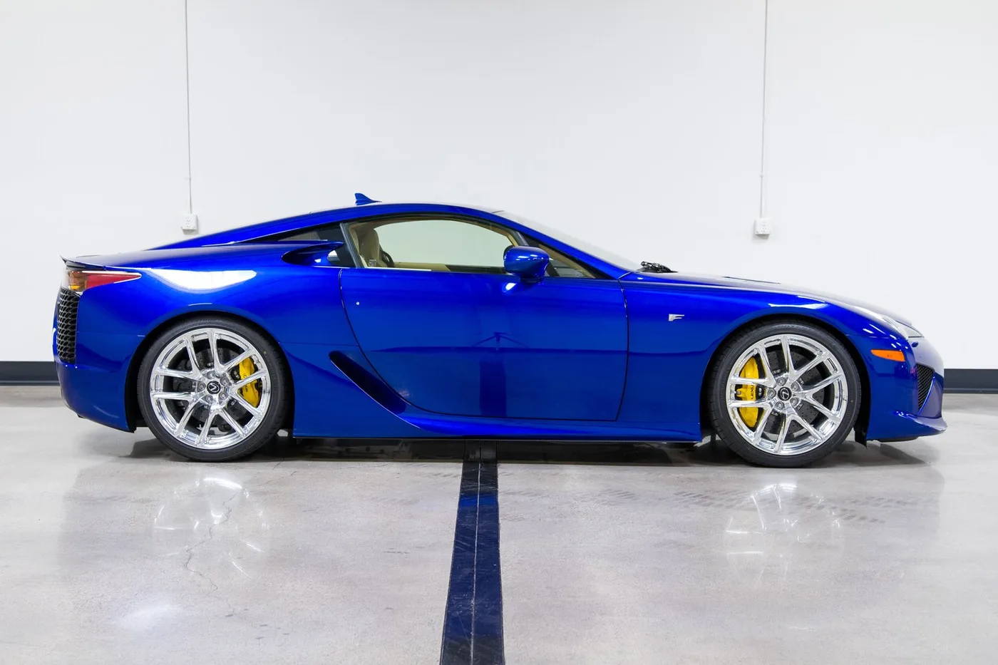 2012 Lexus LFA sold by a specialist dealer in Costa Mesa, United States, photo 8 of 15
