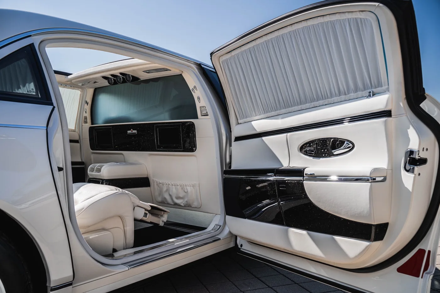 2012 Maybach 62 S Landaulet offered by a specialist dealer in Hechingen, Germany, photo 11 of 25