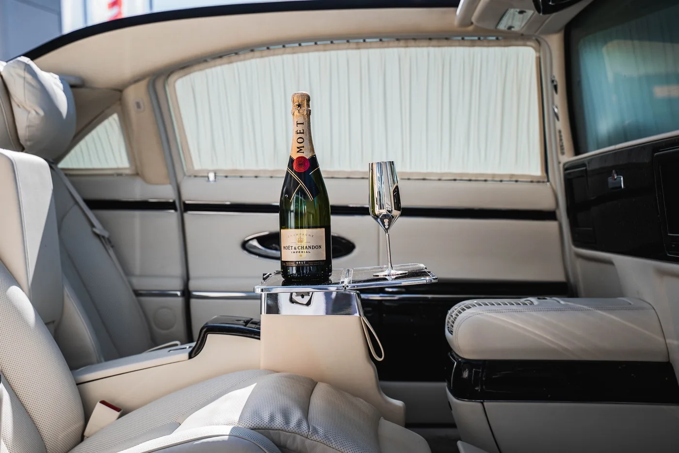 2012 Maybach 62 S Landaulet offered by a specialist dealer in Hechingen, Germany, photo 16 of 25