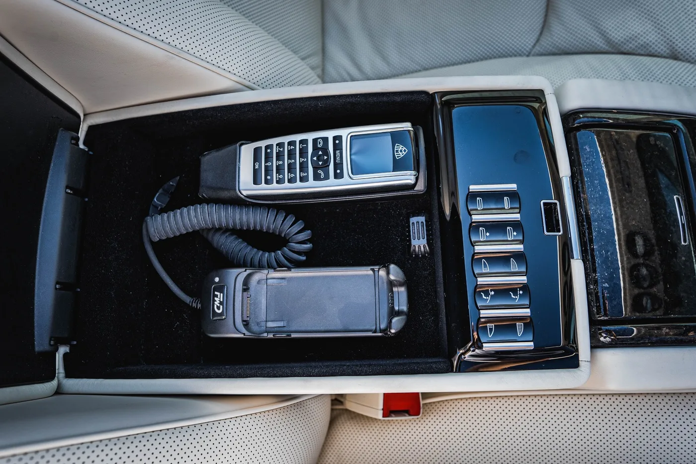 2012 Maybach 62 S Landaulet offered by a specialist dealer in Hechingen, Germany, photo 19 of 25