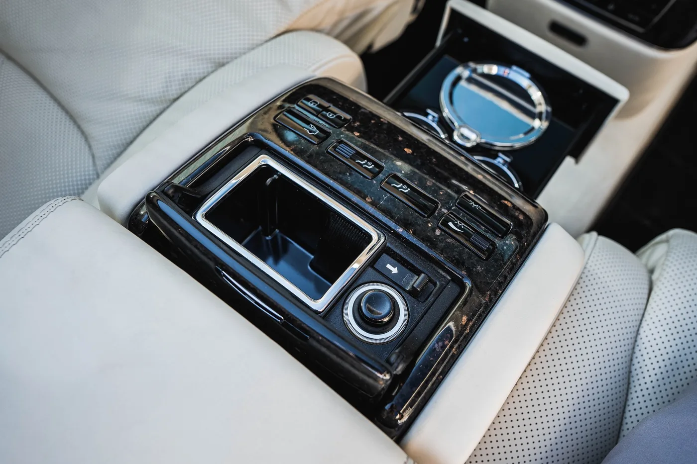 2012 Maybach 62 S Landaulet offered by a specialist dealer in Hechingen, Germany, photo 21 of 25