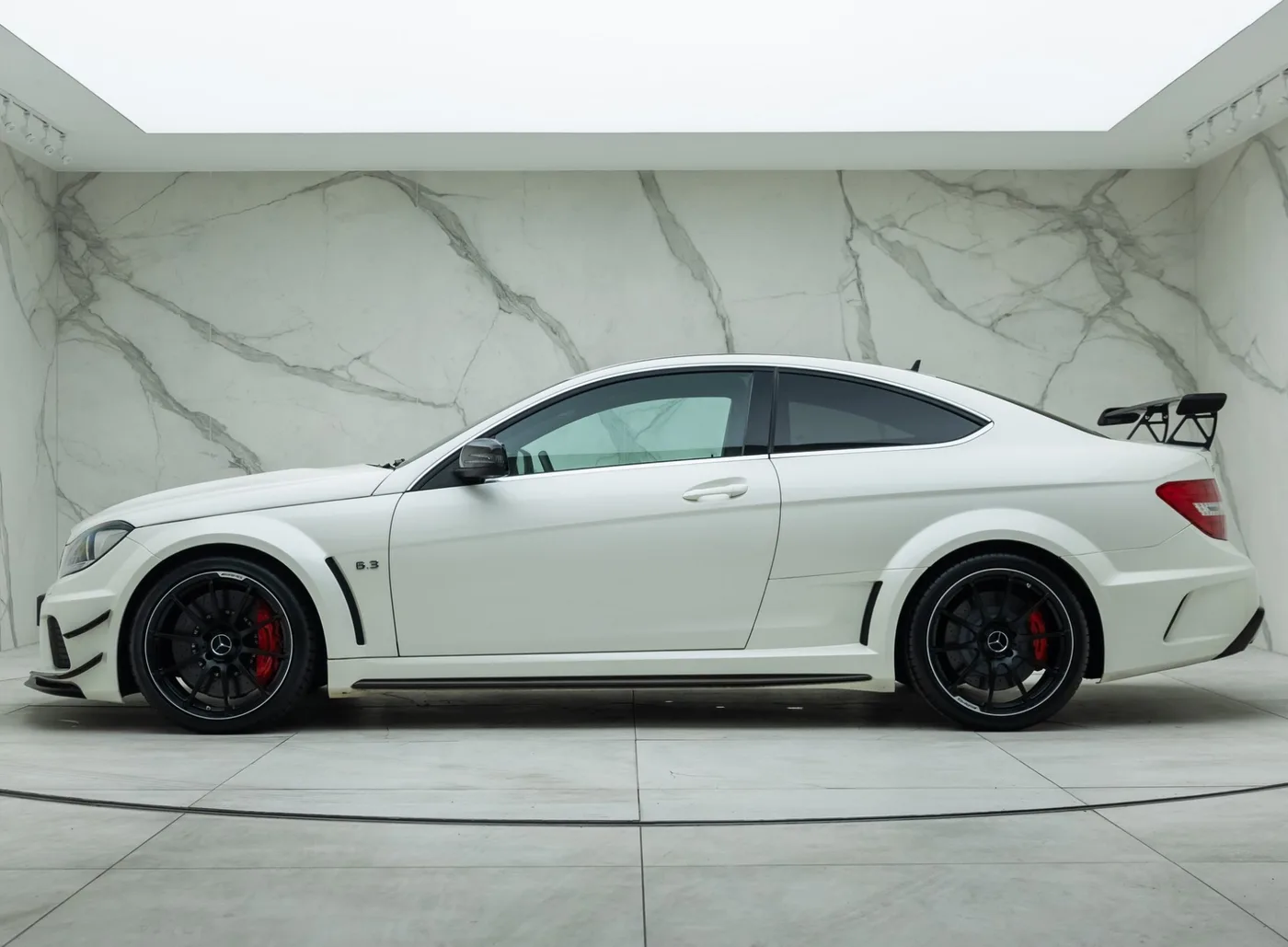 2012 Mercedes-AMG C 63 Black Series proposée par un concessionnaire spécialisé à Banstead, Royaume-Uni, photo 9 sur 25