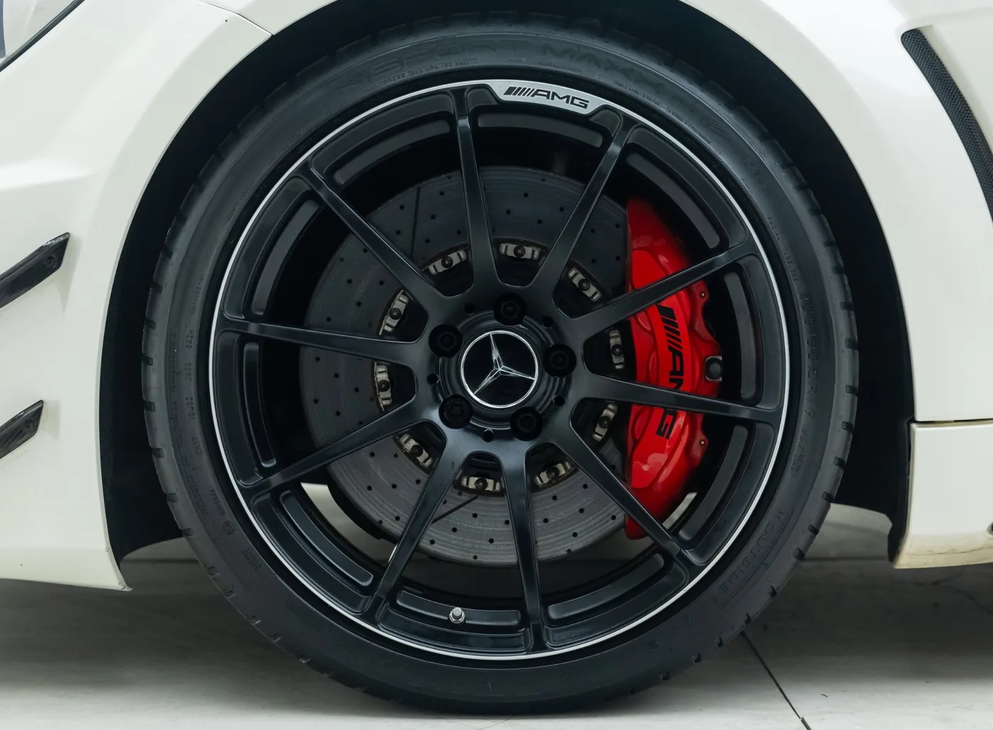2012 Mercedes-AMG C 63 Black Series proposée par un concessionnaire spécialisé à Banstead, Royaume-Uni, photo 12 sur 25