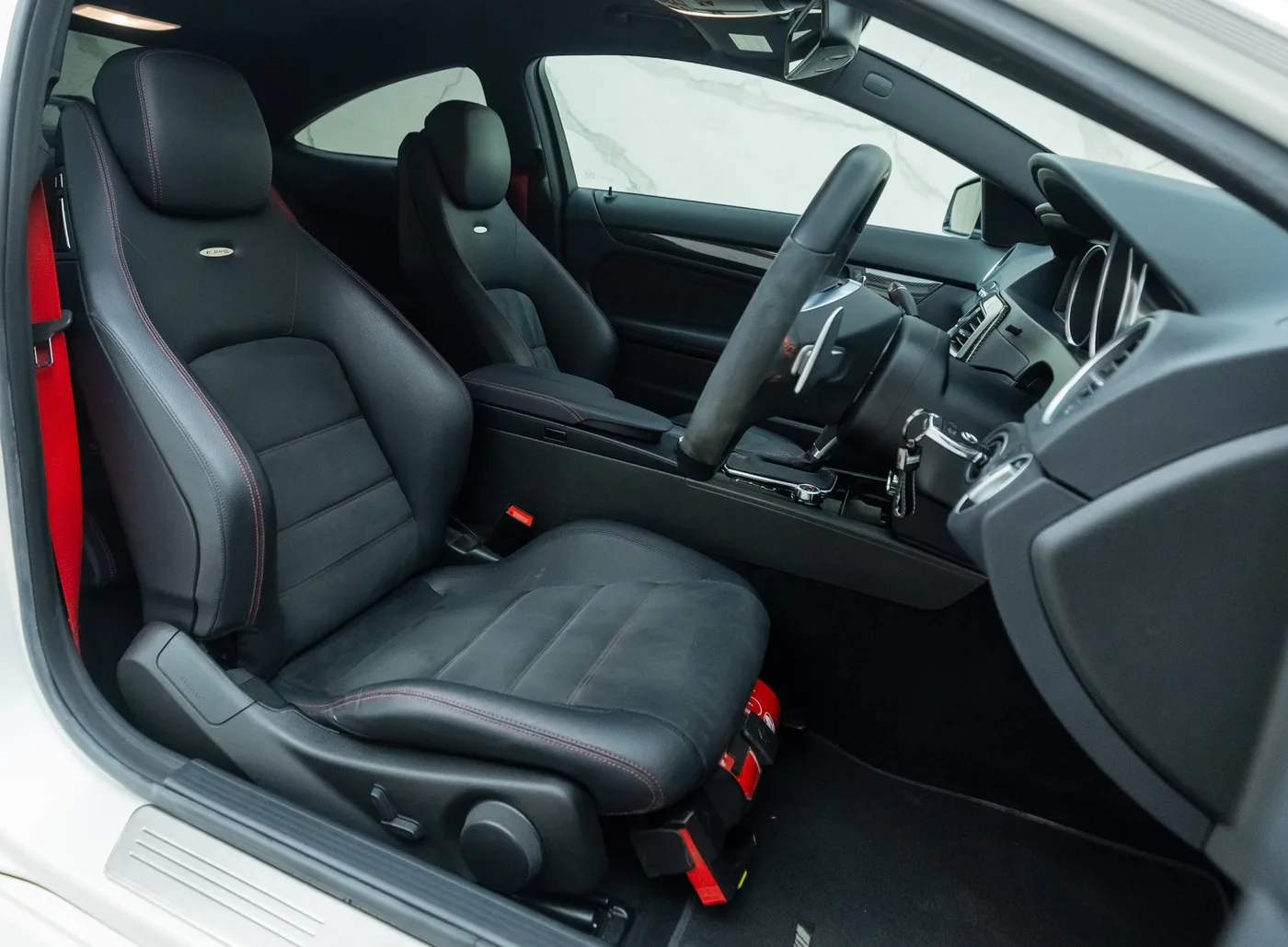 2012 Mercedes-AMG C 63 Black Series proposée par un concessionnaire spécialisé à Banstead, Royaume-Uni, photo 14 sur 25