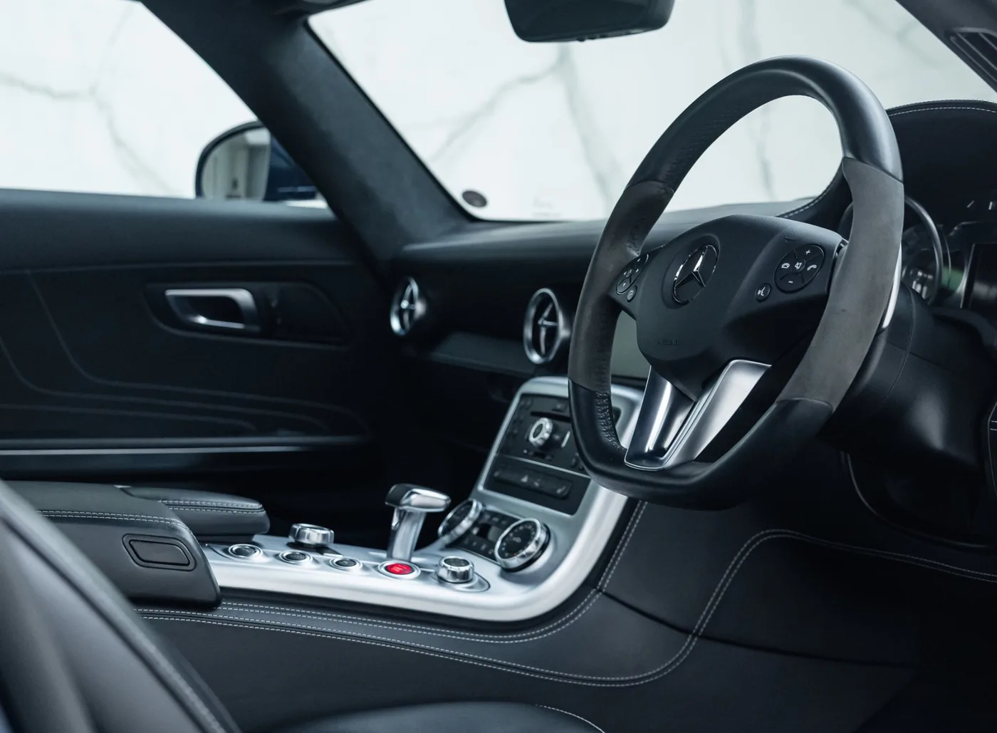 2012 Mercedes-AMG SLS proposée par un concessionnaire spécialisé à Banstead, Royaume-Uni, photo 14 sur 25