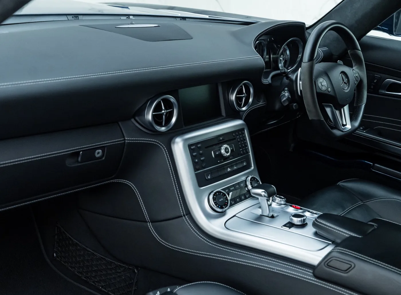 2012 Mercedes-AMG SLS proposée par un concessionnaire spécialisé à Banstead, Royaume-Uni, photo 17 sur 25