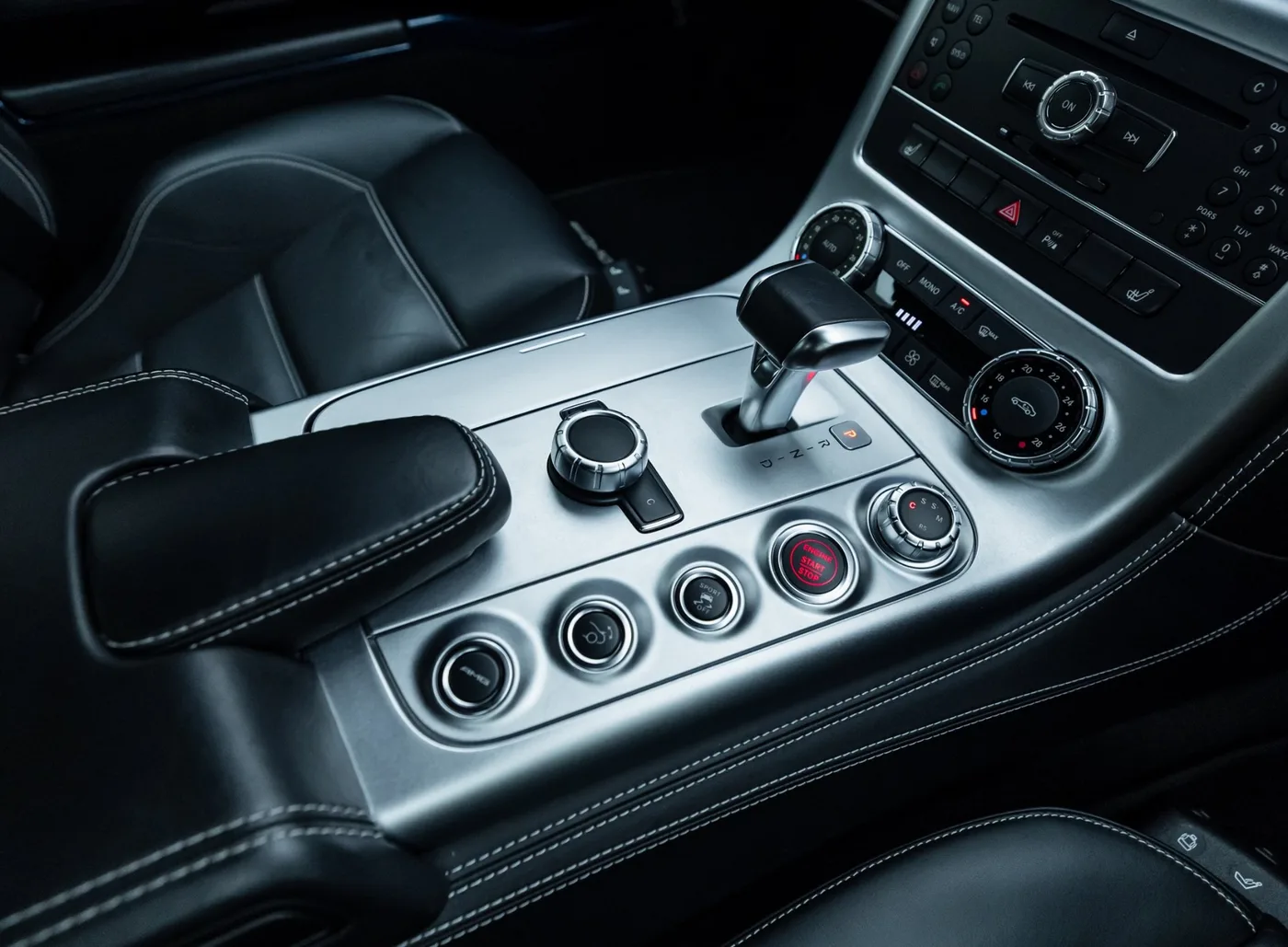 2012 Mercedes-AMG SLS proposée par un concessionnaire spécialisé à Banstead, Royaume-Uni, photo 19 sur 25
