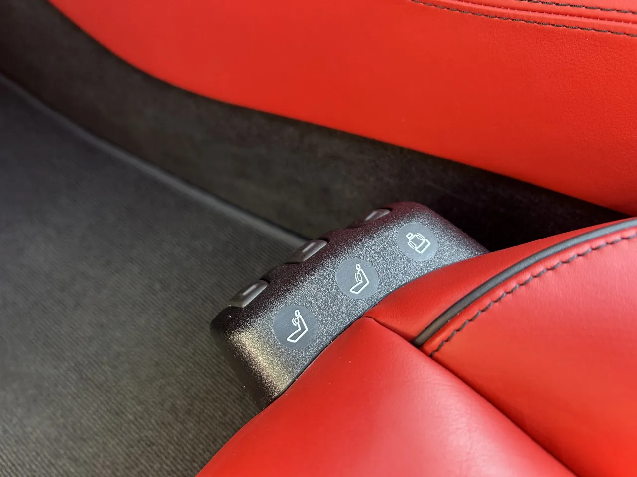 2012 Mercedes-AMG SLS Roadster offered by a specialist dealer in Písek, Czechia, photo 24 of 35