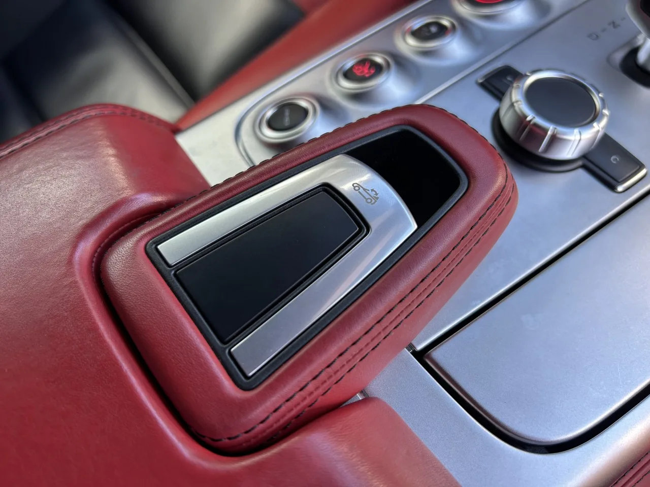 2012 Mercedes-AMG SLS Roadster offered by a specialist dealer in Písek, Czechia, photo 31 of 35