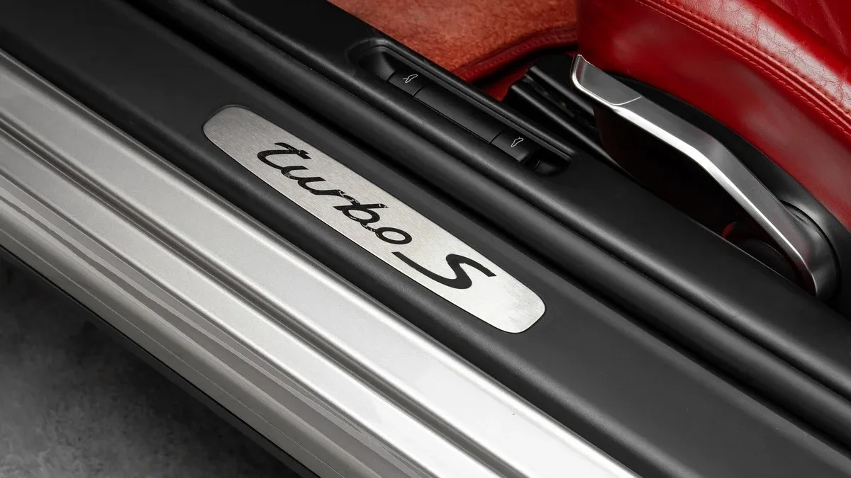 2012 Porsche 911 Turbo S angeboten von einem Fachhändler in Dubai, Vereinigte Arabische Emirate, Foto 11 von 25
