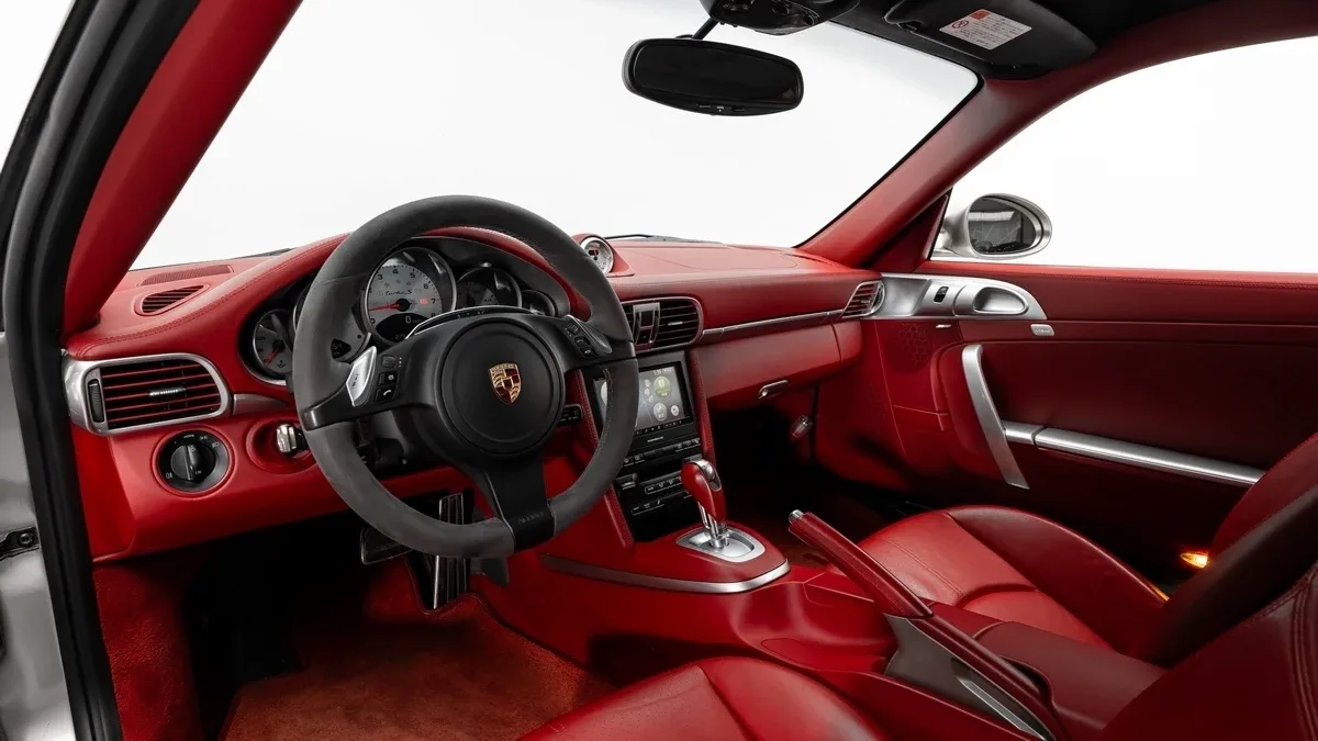 2012 Porsche 911 Turbo S angeboten von einem Fachhändler in Dubai, Vereinigte Arabische Emirate, Foto 12 von 25