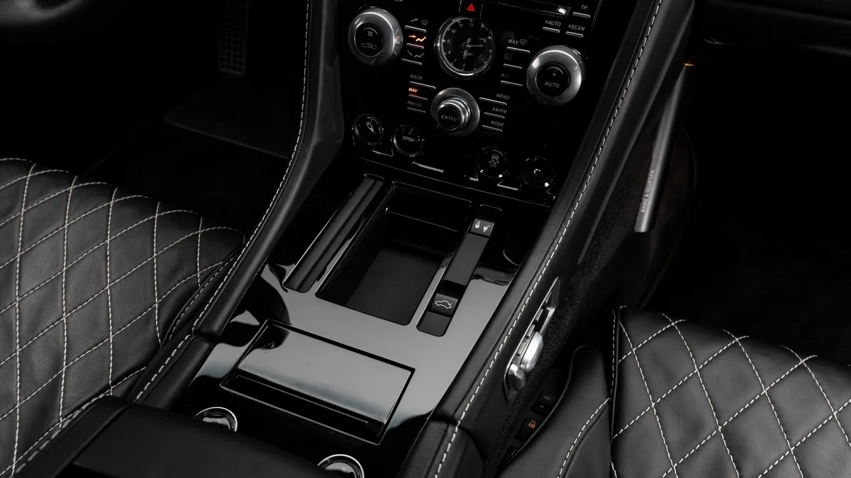 2013 Aston Martin DBS 770 Ultimate proposée par un concessionnaire spécialisé à Dubai, Émirats arabes unis, photo 17 sur 25