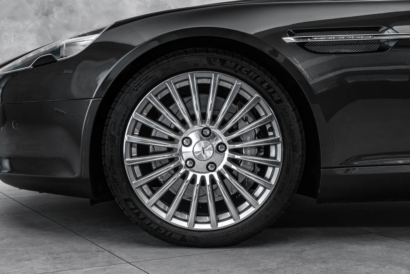 2013 Aston Martin Rapide offered by a specialist dealer in Ostrava, Czechia, photo 2 of 25