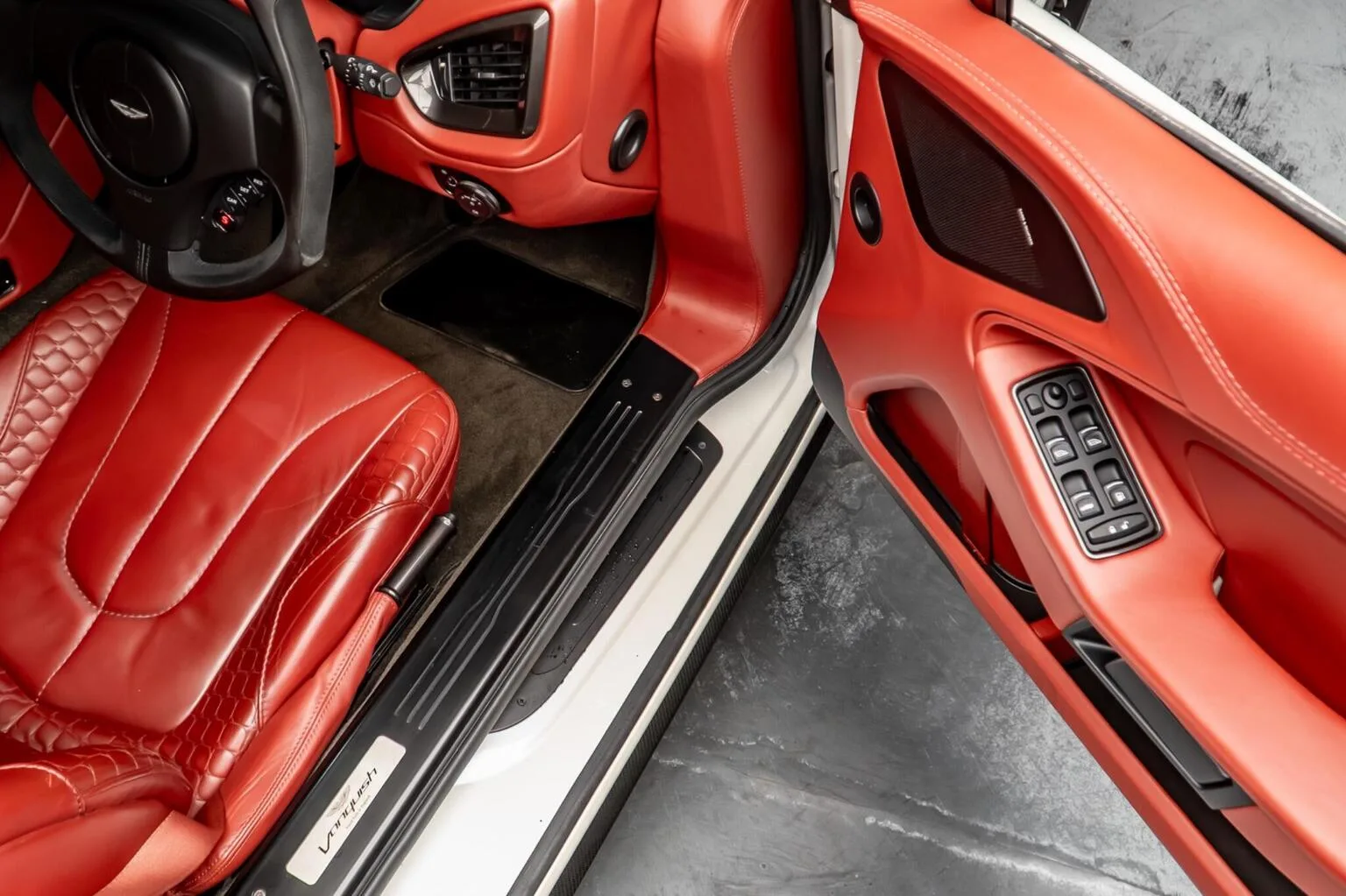 2013 Aston Martin Vanquish, 28/30
