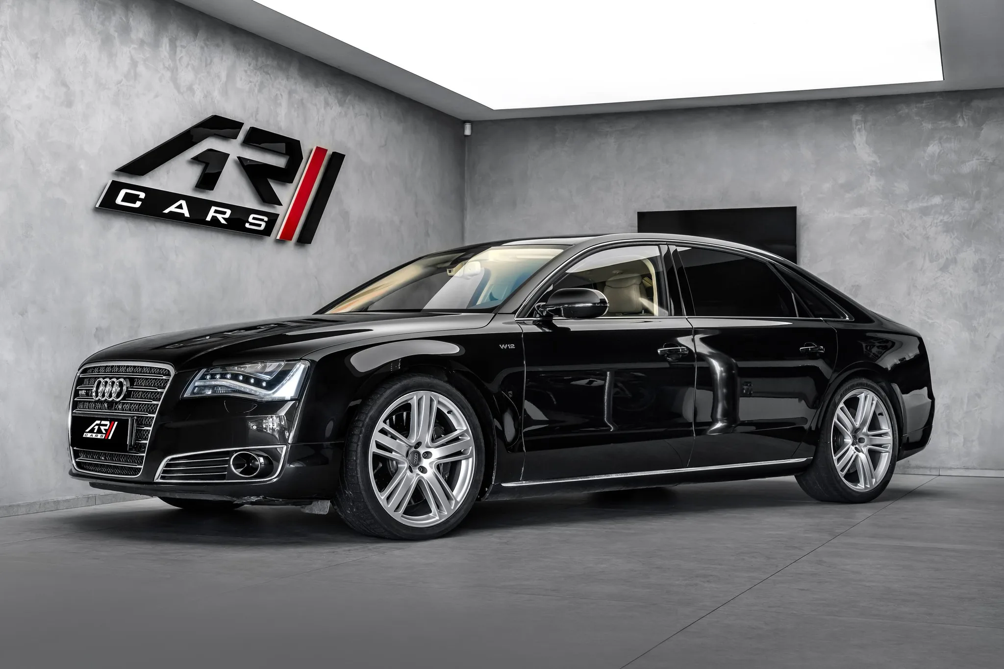 2013 Audi A8 6.3 W12 L Exclusive proposée par un concessionnaire spécialisé à Ostrava, Tchéquie, photo principale