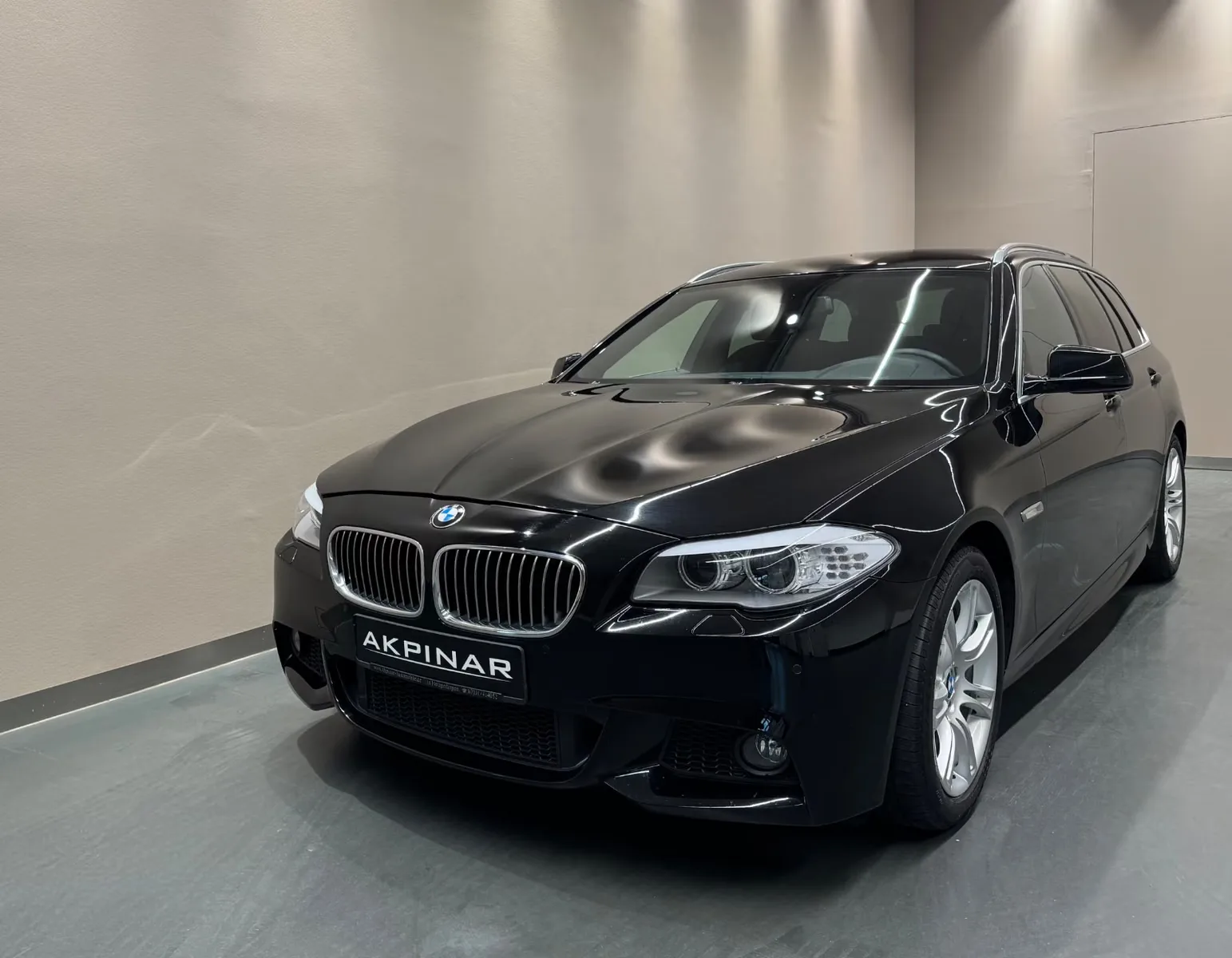 2013 BMW 525d Touring proposée par un concessionnaire spécialisé à Holzgerlingen, Allemagne, photo principale