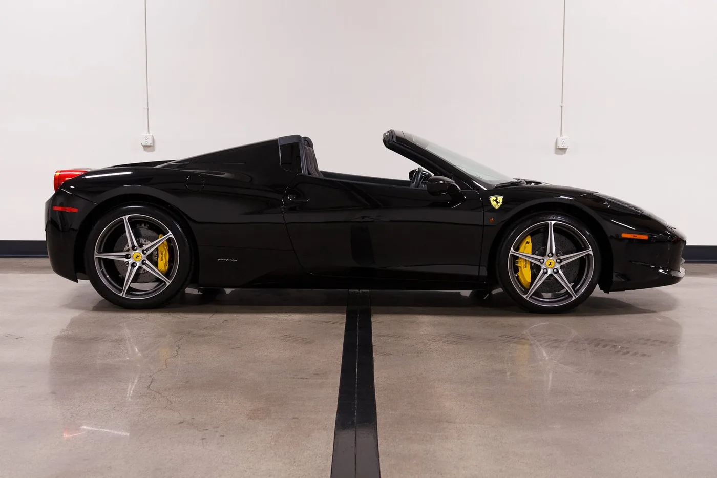 2013 Ferrari 458 Spider sold by a specialist dealer in Costa Mesa, United States, photo 9 of 15